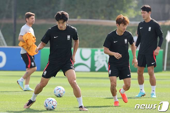 대한민국 축구대표팀 조규성, 김진수 등이 1일 오전(현지시간) 카타르 도하 알에글라 트레이닝센터에서 훈련을 하고 있다. 2022.12.1/뉴스1 ⓒ News1 이광호 기자