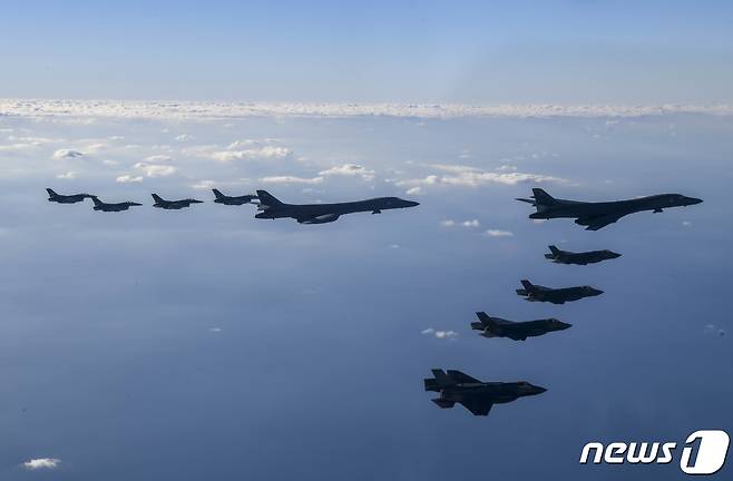 미국 공군 전략폭격기 B-1B '랜서' 2대가 지난달 5일 한반도 상공에 전개돼 미측 F-16 전투기 4대, 우리 공군 F-35A 스텔스 전투기 4대와 함께 훈련하고 있다. (합참 제공) 2022.11.5/뉴스1