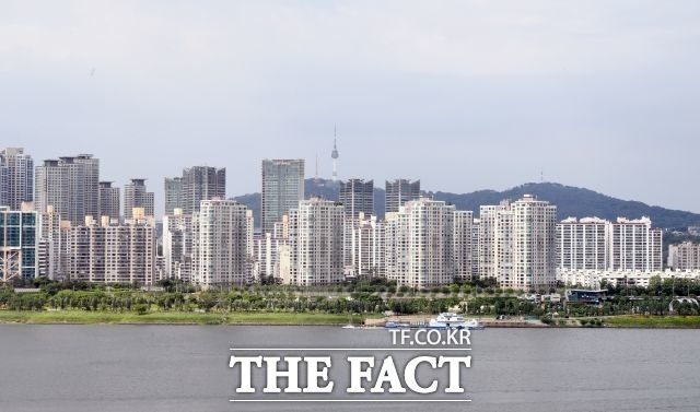 서울 용산구는 2일 '한강맨션 주택재건축정비사업 관리처분계획인가'를 구보에 고시했다. 사진은 기사와 무관. /더팩트 DB