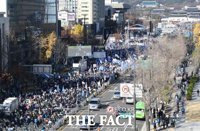 경찰은 이번 주말 서울 도심에서 예고된 대규모 집회에 따라 시민들에 가급적 대중교통을 이용해달라고 당부했다. /이새롬 기자