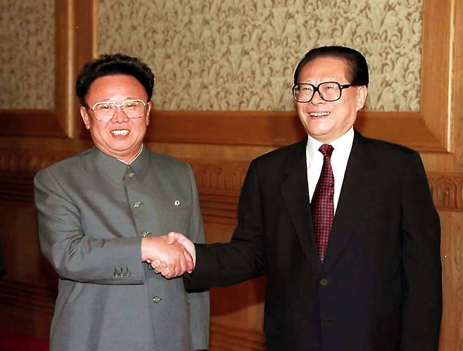 2000년 6월 1일 장쩌민 당시 중국 국가주석이 김정일을 베이징에서 만나 악수하고 있다. /AP연합뉴스