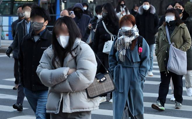 최저기온이 영하 9도까지 떨어지는 등 한겨울 추위를 보인 1일 오전 서울 송파구 송파대로 횡단보도에서 두터운 옷차림의 시민들이 발걸음을 서두르고 있다. 2022.12.1/뉴스1