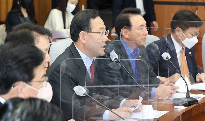 주호영 국민의힘 원내대표가 2일 오전 서울 여의도 국회에서 열린 원내대책회의에서 발언하고 있다. /연합뉴스