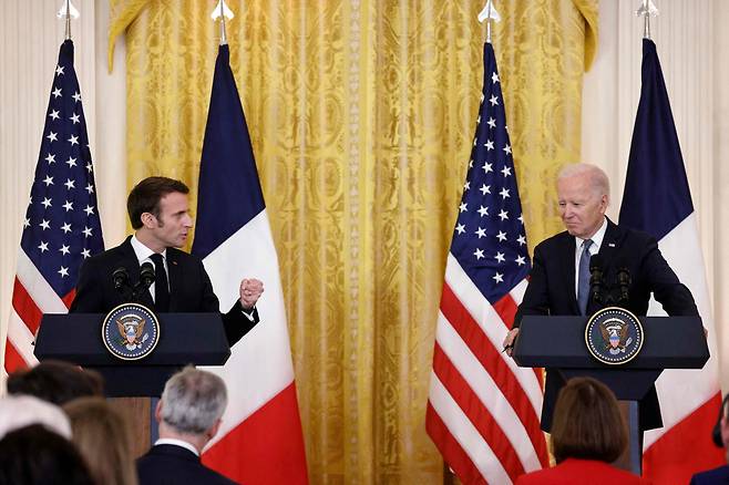 1일(현지시간) 미국 워싱턴DC 백악관에서 조 바이든 미국 대통령(오른쪽)과 에마뉘엘 마크롱 프랑스 대통령이 합동 기자회견을 하고 있다. /연합뉴스