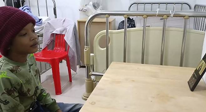 심장질환 수술을 앞두고 있는 캄보디아 아동 옥 로타 군이 헤브론 병원에서 김건희 여사의 영상 편지를 시청하고 있다. /뉴스1