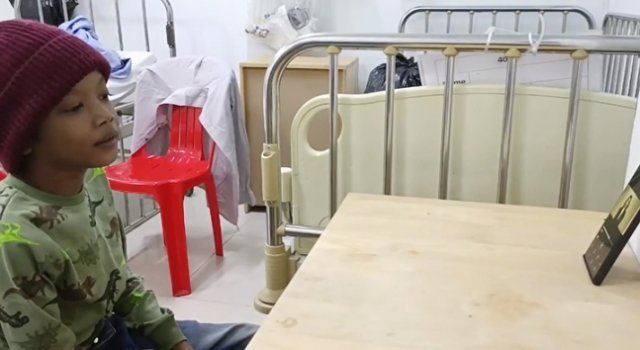 심장질환 수술을 앞두고 있는 캄보디아 소년 로타 군이 지난달 말 캄보디아 헤브론 병원에서 김건희 여사의 영상 편지를 시청하고 있다. 대통령실 제공