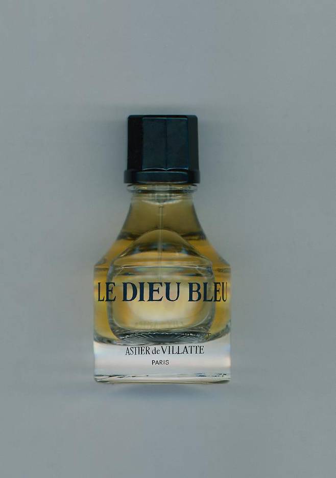 고대 이집트의 키피, 신들에게 바치는 향 '르 디유 블루(LE DIEU BLEU)'. 강렬한 허니 우드 향의 스카치 브룸, 신비하고도 자극적인 미르라, 초록의 신선한 매스틱 나무, 과일향의 오포파낙스가 어우러진다. 10ml 125,000, 30ml 280,000, 100ml 480,000