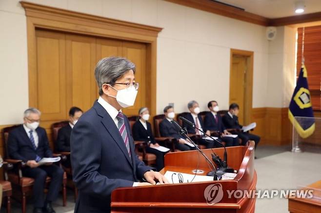 김명수 대법원장이 2일 오후 서울 서초구 대법원에서 열린 전국법원장회의에서 인사말을 하고 있다. 2022.12.2 [사진공동취재단] photo@yna.co.kr (끝)