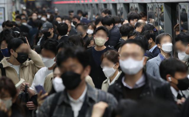 10월 21일 서울 종로구 광화문역에서 시민들이 마스크를 착용한 채 출근하고 있다. 뉴스1