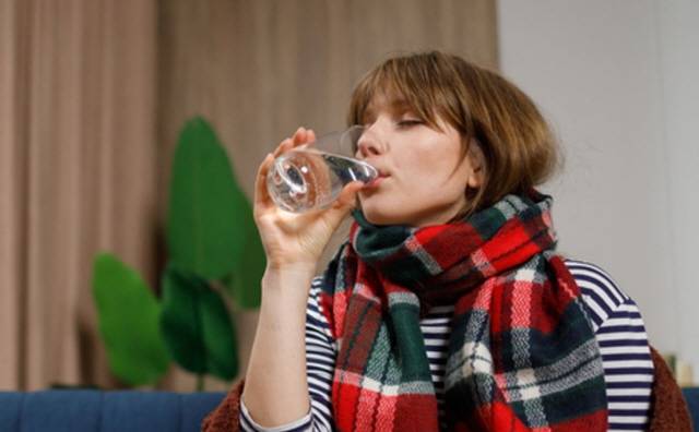 겨울철에는 갈증이 적게 나, 수분 섭취량이 줄면서 탈수증으로 이어질 수 있다./사진=게티이미지뱅크