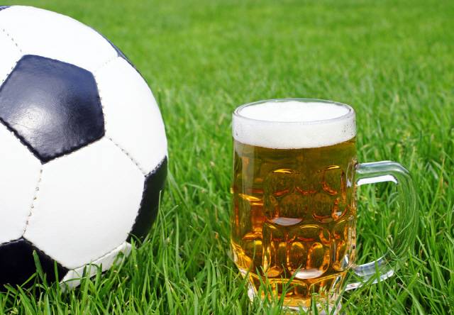 치킨은 지방 함량이 많아 맥주와 함께 먹으면 소화가 잘 안 될 수 있다. 치킨 대신 치즈를 안주로 먹으면 치즈 속 필수 ‘메티오닌’ 성분이 알코올 흡수 속도를 늦춰 덜 취한다./사진=클립아트코리아