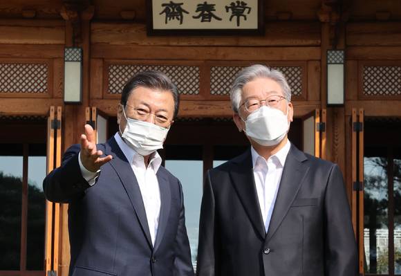 지난해 10월26일 청와대 상춘재에서 문재인 당시 대통령과 이재명 당시 더불어민주당 대통령 후보가 기념촬영을 하고 있다. [사진=뉴시스]