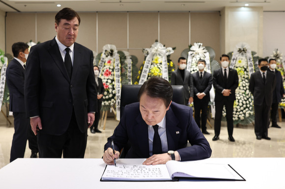 윤석열 대통령이 2일 서울 중구 주한중국대사관에 마련된 고 장쩌민 전 중국 국가주석의 분향소를 찾아 조문록을 작성하고 있다. 2022.12.02. [사진=대통령실]