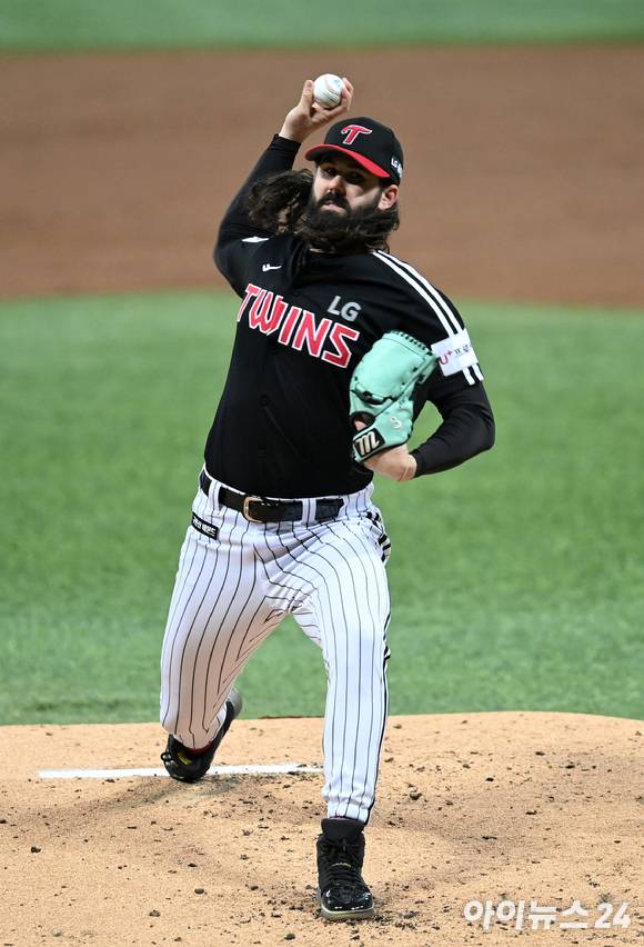 28일 서울 고척스카이돔에서 '2022 신한은행 MY CAR KBO리그' 플레이오프 4차전 키움 히어로즈와 LG 트윈스 경기가 열렸다. LG 선발 켈리가 역투하고 있다. [사진=김성진 기자]