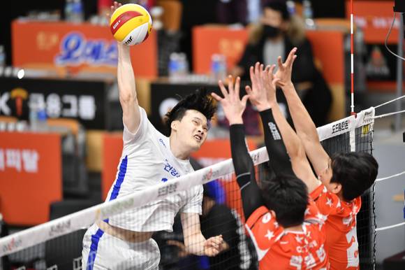 삼성화재 김정호(왼쪽)가 2일 열린 OK금융그룹과 원정 경기 도중 상대 블로킹 사이로 스파이크를 시도하고 있다. [사진=한국배구연맹(KOVO)]