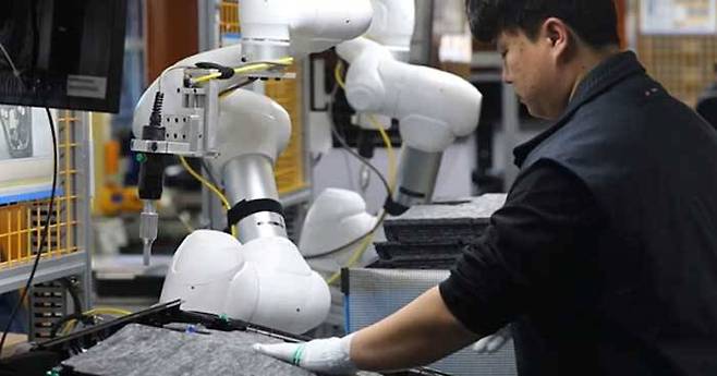 생산현장에서 인간을 보조하는 협동로봇 (출처=두산로보틱스)