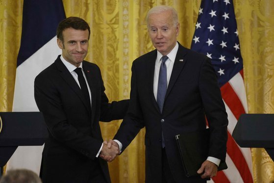 조 바이든 미국 대통령과 에마뉘엘 마크롱 프랑스 대통령이 1일 백악관에서 정상회담을 마친 뒤 기자회견을 했다. AFP=연합뉴스