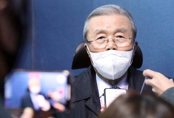 김종인 전 국민의힘 총괄선대위원장이 지난 2월 15일 오전 대구 중·남구 국회의원 보궐선거에 무소속으로 출마한 주성영 후보 선거사무소 개소식에 참석해 행사 전 취재진과 만나 질문에 답하고 있다. 뉴스1