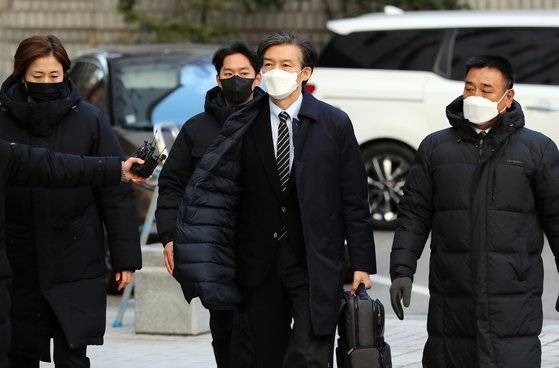 자녀 입시비리 및 감찰 무마 의혹을 받는 조국 전 법무부 장관이 2일 오후 서울 서초구 서울중앙지방법원에서 열린 1심 결심공판에 출석하고 있다. 뉴스1