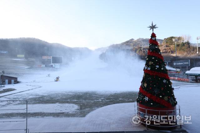 ▲ 횡성 웰리힐리파크 스노우파크가 3일 개장식을 갖고 본격적인 겨울시즌에 들어가는 가운데 제설작업이 한창 펼쳐지고 있다.