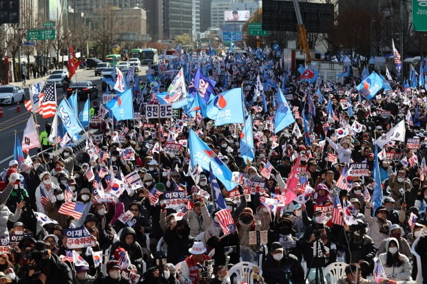 자유통일당 등 보수단체가 서울 중구 세종대로에서 집회를 하고 있다.(사진=뉴스1)