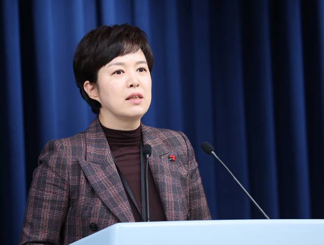김은혜 대통령실 홍보수석이 2일 브리핑에서  윤석열 대통령이 화물연대 파업과 관련해 “불법과 범죄를 기반으로 하는 쟁의 행위에는 끝까지 법적 책임을 묻겠다”고 밝혔다고 전했다. 윤 대통령은 전날 밤 페이스북에 올린 글에서 “화물 운수종사자 여러분도 업무 중단을 끝내고 경제 위기 극복에 힘을 모아주기를 바란다”고 밝힌 바 있다. 연합뉴스