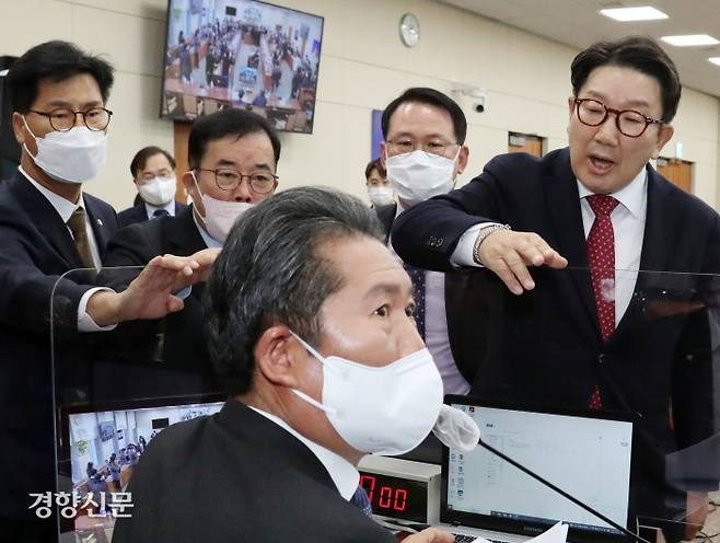 거세게 항의하는 국민의힘 의원들 2일 국회 과학기술정보방송통신위원회 전체회의에서 정청래 위원장(가운데)이 공영방송 지배구조 개선방안을 담은 ‘방송법 개정안’을 더불어민주당안으로 단독표결 처리하려 하자 권성동 의원(오른쪽) 등 국민의힘 의원들이 항의하고 있다. 박민규 선임기자