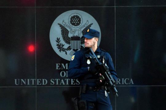 스페인 경찰이 1일 의문의 ‘편지 폭탄’이 배달된 수도 마드리드 주재 미국 대사관 앞에서 경계를 서고 있다. AFP 연합뉴스