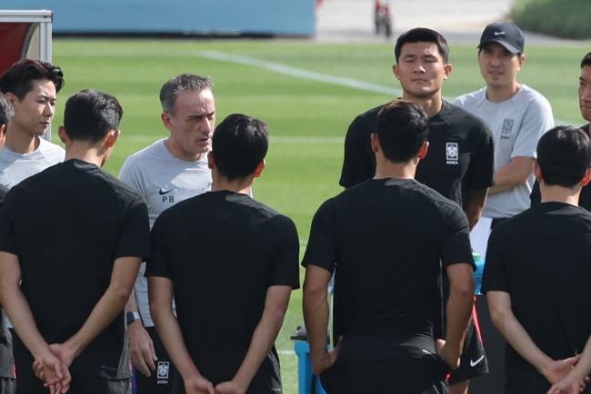 결의 : 파울루 벤투 대한민국 축구대표팀 감독이 1일 오후(한국시간) 카타르 도하의 알에글라 트레이닝센터에서 선수들에게 지시사항을 전달하고 있다. 벤투 감독은 가나와의 H조 조별리그 2차전에서 퇴장당해 포르투갈과의 3차전에서 벤치에 앉을 수 없다. 연합뉴스