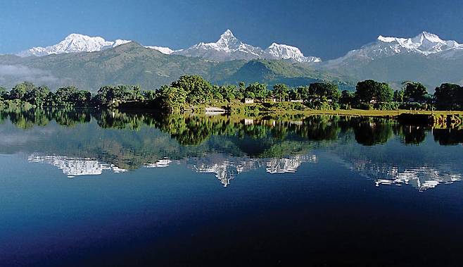 네팔 관광도시 포카라에서 멀리 바라다보이는 마차푸차레. 사진 울라 달스가르드.