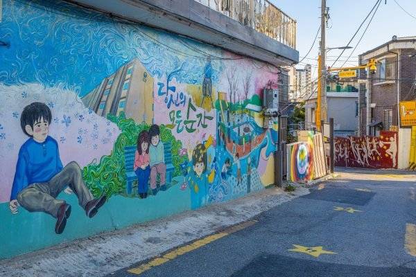 강풀 작가의 웹툰 속 장면이 그려진 강동 성안마을 강풀만화거리의 담장들. 사진제공｜서울관광재단