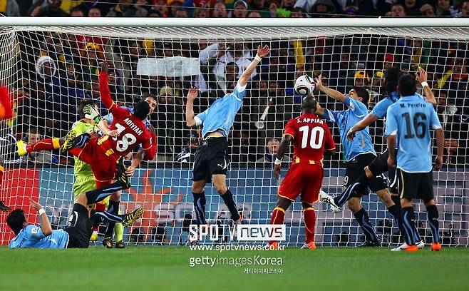 ▲ 루이스 수아레스는 골키퍼가 아니다. 그런데도 손으로 공을 막았다. 12년 전 일어난 이 일을 가나 선수들은 잊지 못한다.