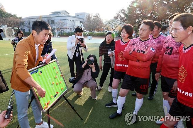 작전 지시하는 이영표 (서울=연합뉴스) 이정훈 기자 = 18일 오후 국회운동장에서 열린 여야 국회의원 축구대회에서 이영표 강원FC 대표가 국민의힘 의원들에게 작전 지시를 하고 있다. 2022.11.18 uwg806@yna.co.kr