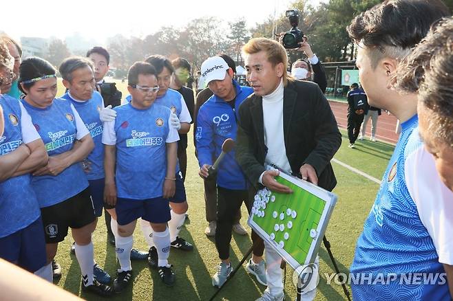 작전 지시하는 김병지 (서울=연합뉴스) 이정훈 기자 = 18일 오후 국회운동장에서 열린 여야 국회의원 축구대회에서 김병지 대한축구협회 부회장이 민주당 의원들에게 작전 지시를 하고 있다. 2022.11.18 uwg806@yna.co.kr