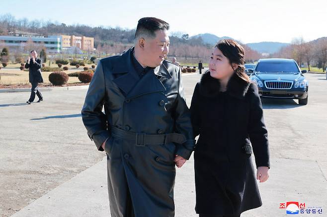 조선중앙통신은 지난달 27일 “경애하는 김정은 동지께서 신형대륙간탄도미사일 화성포-17형 시험발사 성공에 기여한 성원들과 함께 기념사진을 찍으시였다”고 보도했다. 통신은 특히 이번 기념촬영에 “경애하는 총비서 동지께서 존귀하신 자제분과 함께 촬영장에 나왔다”고 밝혔다. 김 위원장은 지난달 18일 ICBM 발사장에서 처음 공개했던 둘째 딸과 이번에도 손을 꼭 잡고 등장했다.(사진=연합뉴스)