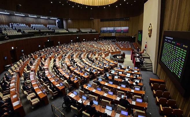 지난해 12월 3일 서울 여의도 국회에서 열린 제391회국회(정기회) 13차 본회의에서 2022년도 예산안 수정안이 가결되고 있다. (사진 = 뉴시스)