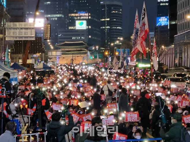 진보성향 시민단체 촛불행동전환이 3일 오후 4시부터 서울 중구 세종대로에서 ‘17차 촛불대행진’을 열고 있다.(사진=조민정 기자)