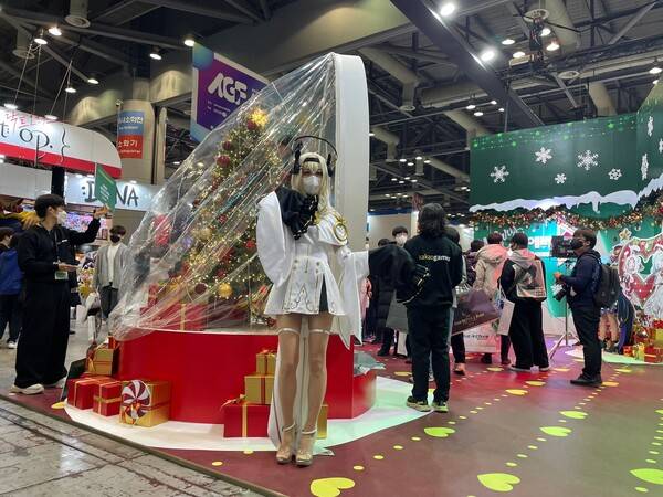 - 스노우볼 옆의 메피스토펠레스(빈나)