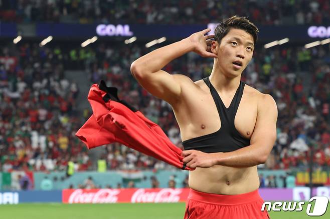 2일 오후(현지시간) 카타르 알라이얀 에듀케이션 시티 스타디움에서 열린 2022 카타르 월드컵 조별리그 H조 3차전 대한민국과 포르투갈의 경기에서 대한민국 황희찬이 역전골을 성공시킨뒤 세리머니를 하고 있다. 2022.12.3/뉴스1 ⓒ News1 이광호 기자