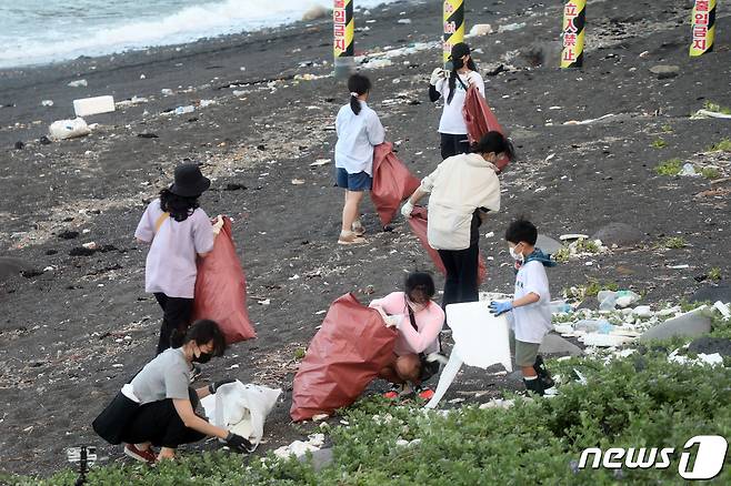 지난 29일 제주 서귀포시 안덕면 사계리 최남단해안로 해변에서 2022 제주플러스 국제환경포럼과 제주 해양쓰레기 수거 청년 단체인 디프다 제주가 함께하는 '다함께 봉그깅' 캠페인 참가자들이 쓰레기를 줍고 있다. 2022.7.30/뉴스1 ⓒ News1 오미란 기자