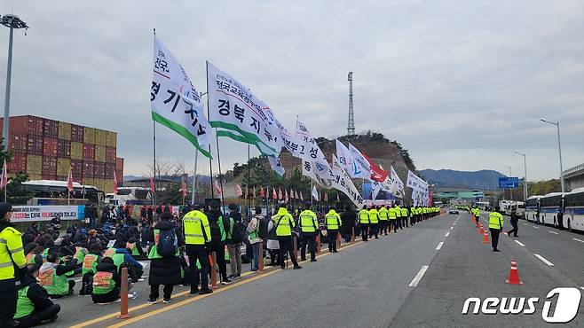 3일 오후 민주노총 조합원들이 부산 신항삼거리 컨테이너 부두 앞에서 집회를 하고 있다.(부산경찰청 제공)