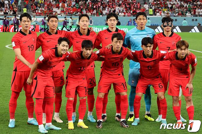 2일 오후(현지시간) 카타르 알라이얀 에듀케이션 시티 스타디움에서 열린 2022 카타르 월드컵 조별리그 H조 3차전 대한민국과 포르투갈의 경기서 대한민국 선수들이 기념촬영을 하고 있다. 이날 대한민국은 포르투갈에 2대 1로 승리하며 16강진출을 확정지었다. 2022.12.3/뉴스1 ⓒ News1 이광호 기자