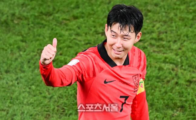 손흥민이 2일(한국시간 3일) 카타르 도하 에듀케이션 시티 스타디움에서 열린 2022 FIFA 카타르 월드컵 조별리그 H조 3차전 포르투갈과 경기 후 관중에 인사를 하고 있다. 2022. 12. 2.도하(카타르) | 최승섭기자 thunder@sportsseoul.com