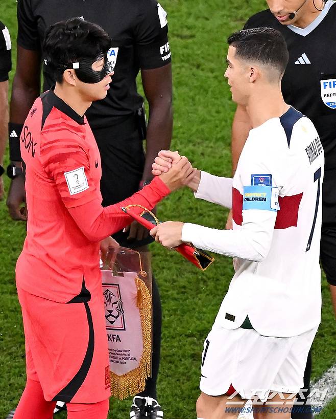 2일 (현지시간) 카타르 도하 에듀케이션 시티 스타디움에서 2022 카타르월드컵 H조 최종전 대한민국과 포르투갈의 경기가 진행됐다. 경기 시작을 앞두고 한국 주장 손흥민(왼쪽)과 포르투갈 주장 호날두가 인사를 나누고 있다. 알라이얀(카타르)=송정헌 기자songs@sportschosun.com/2022.12.03/