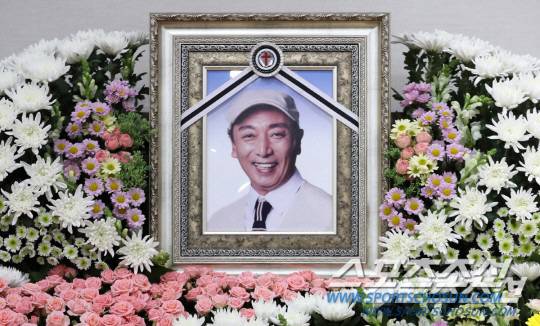 간경화 합병증으로 투병 중이던 배우 염동헌이 2일 오후 별세했다. 고인의 빈소는 서울 노원구 원자력병원장례식장 2호실에 차려졌으며 발인은 4일 정오, 장지는 인천가족공원이다. 2022.12.03 사진공동취재단