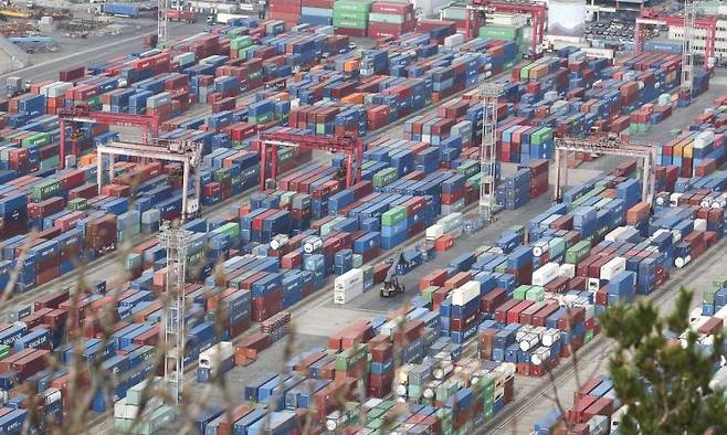 전국민주노동조합총연맹 공공운수노조 화물연대본부(화물연대)의 총파업(운송거부)이 열흘째 이어지고 있다. 물류 차질로 인해 철강과 타이어 업계 피해가 확산되고 있다. 다만 업무개시명령 이후 시멘트 출하량과 항구 물동량의 경우 회복세를 보이고 있다. [이미지출처=연합뉴스]