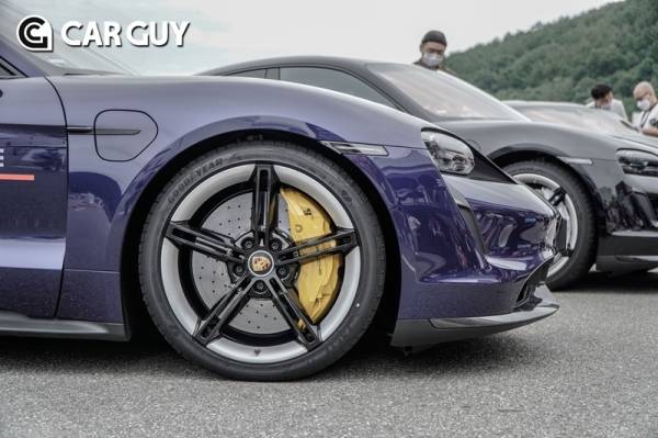 옵션으로 카본 세라믹 브레이크를 선택할 수 있다