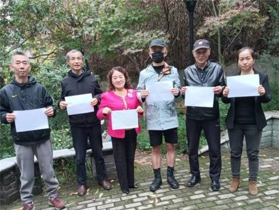 <2022년 11월 28일경 후난성 장사에서 백색혁명에 동참하는 시민들의 퍼포먼스. 사진/ https://twitter.com/GFWfrog>