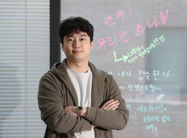 경제적 자립을 통해 빠른 시기에 은퇴하려는 사람들을 뜻하는 '파이어족'으로 이름을 날린 한정수 연두컴퍼니 대표가 지난달 25일 오후 서울 성수동 사무실에서 포즈를 취하고 있다. 그는 투자 자산의 대부분을 차지했던 비트코인 등 가상화폐를 지난해 대부분 청산했고, 사업을 한다고 했다. /오종찬 기자