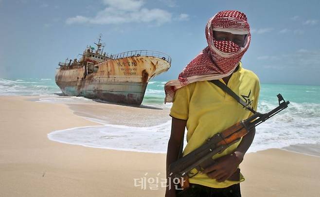어선을 납치한 해적(자료사진) ⓒAP/뉴시스